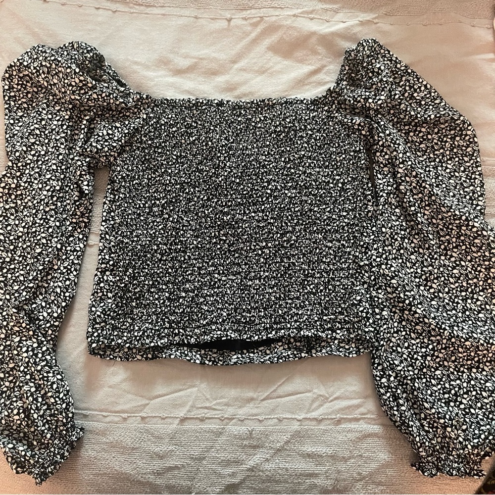 NWOT Abercrombie Green Floral Smocked
Blouse with Long sleeve and fitted torso